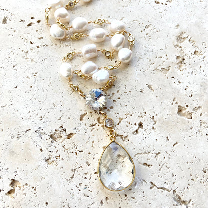 Pearl necklace with crystal quartz pendant gold