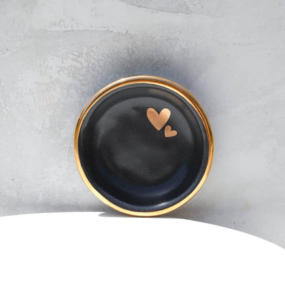Cerámica Apricity - Plato para anillos con doble corazón negro | Cerámica hecha a mano con oro