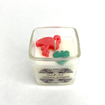 Vela de cera de soja con flores tropicales