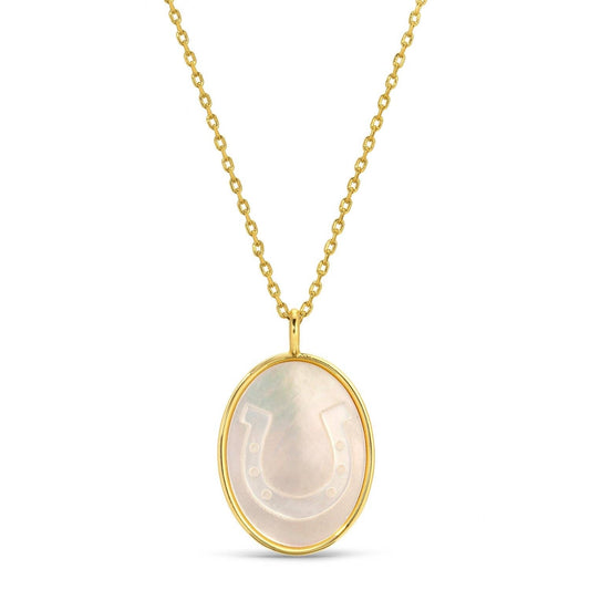 Espléndido collar con colgante ovalado de concha grabada con forma de herradura y diseño de iris.
