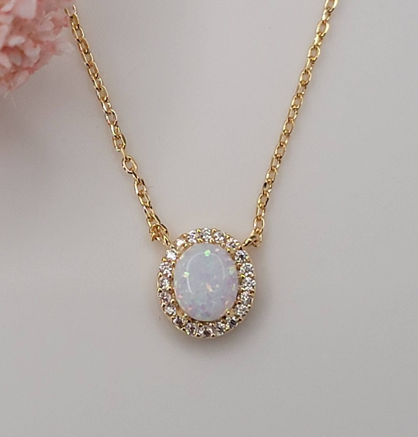 OVAL SHAPE SEMI PRECIOUS STONE PENDANT NECKLACE.