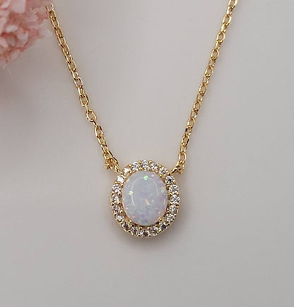 OVAL SHAPE SEMI PRECIOUS STONE PENDANT NECKLACE.