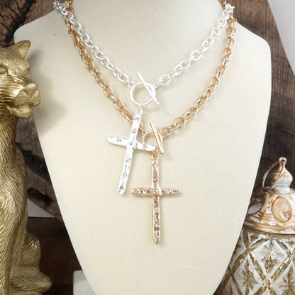 Simplicidad Divina – Collar con Cruz Martillada y Cierre Frontal