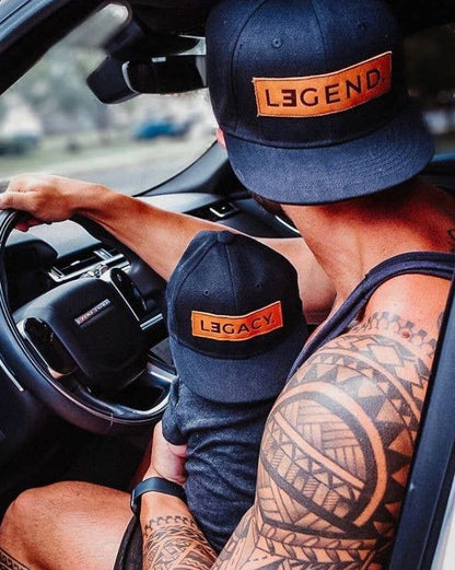 Para: Flechas Pequeñas - Regalo del Día del Padre - Gorra con Parche de Cuero Genuino Legend + Legacy