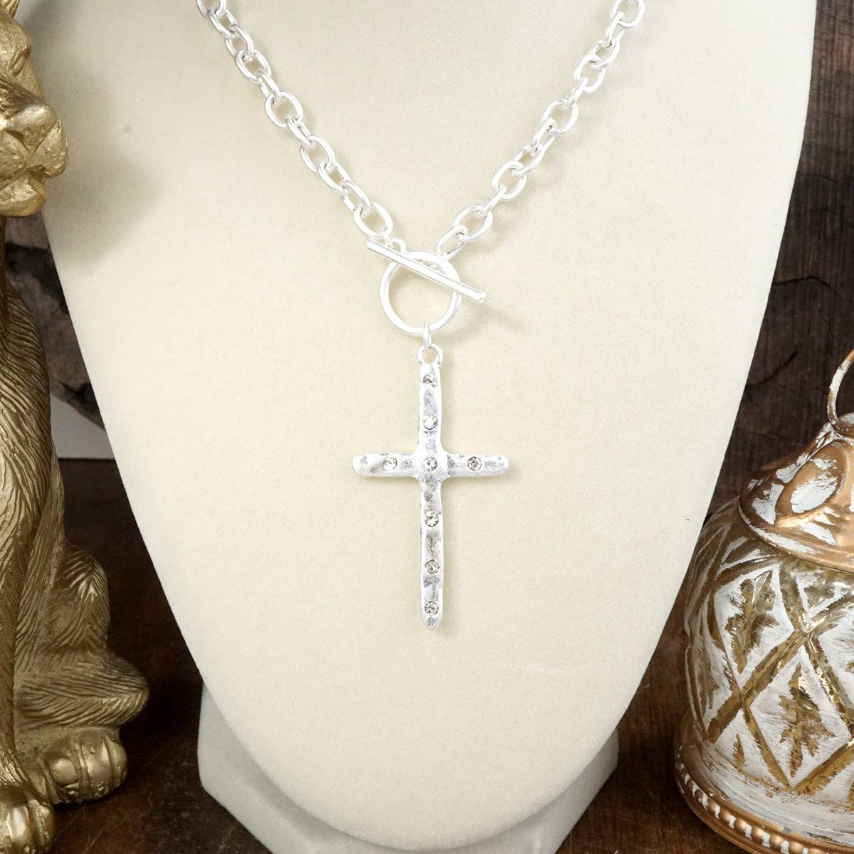 Simplicidad Divina – Collar con Cruz Martillada y Cierre Frontal