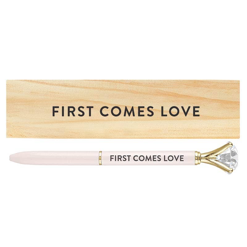 Estudio de diseño de Santa Bárbara de Creative Brands - Caja de madera con bolígrafo de gemas - First Comes Love