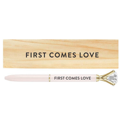 Estudio de diseño de Santa Bárbara de Creative Brands - Caja de madera con bolígrafo de gemas - First Comes Love