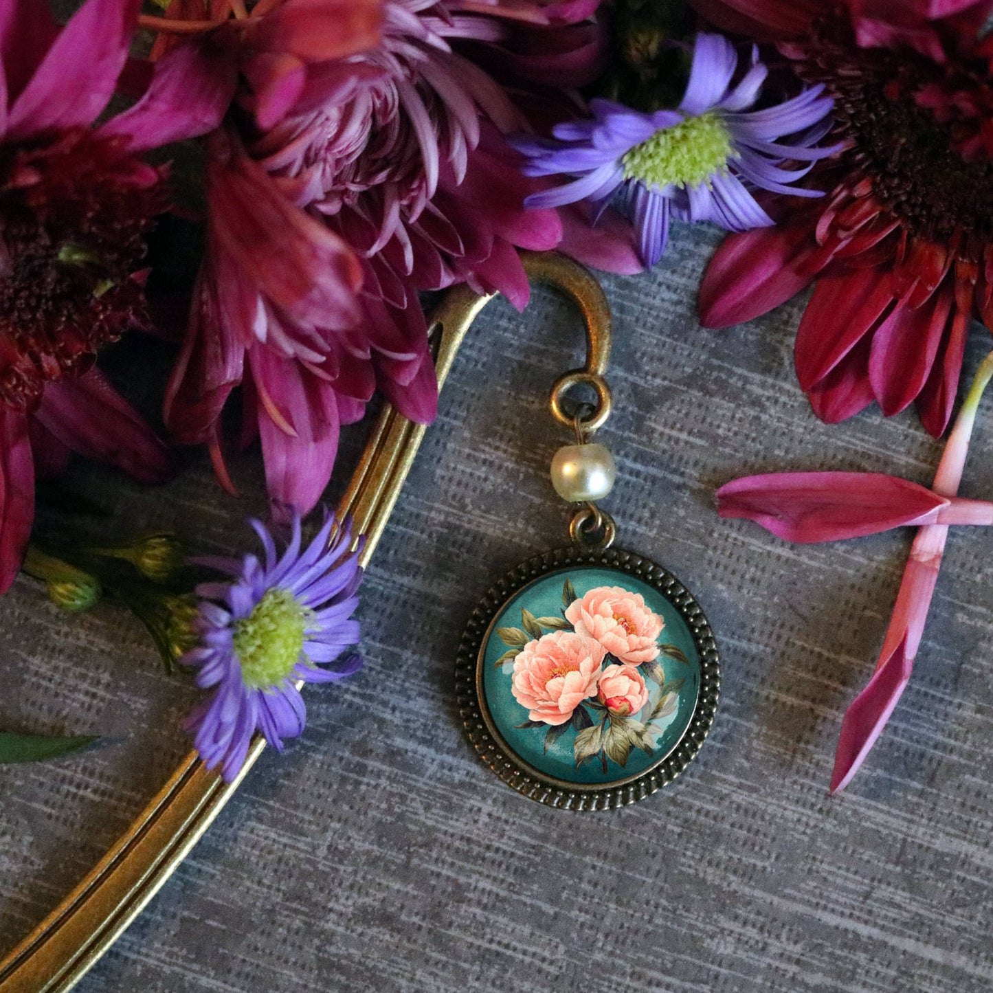 Marcador de peonía rosa de bronce y cabujón de vidrio con perla