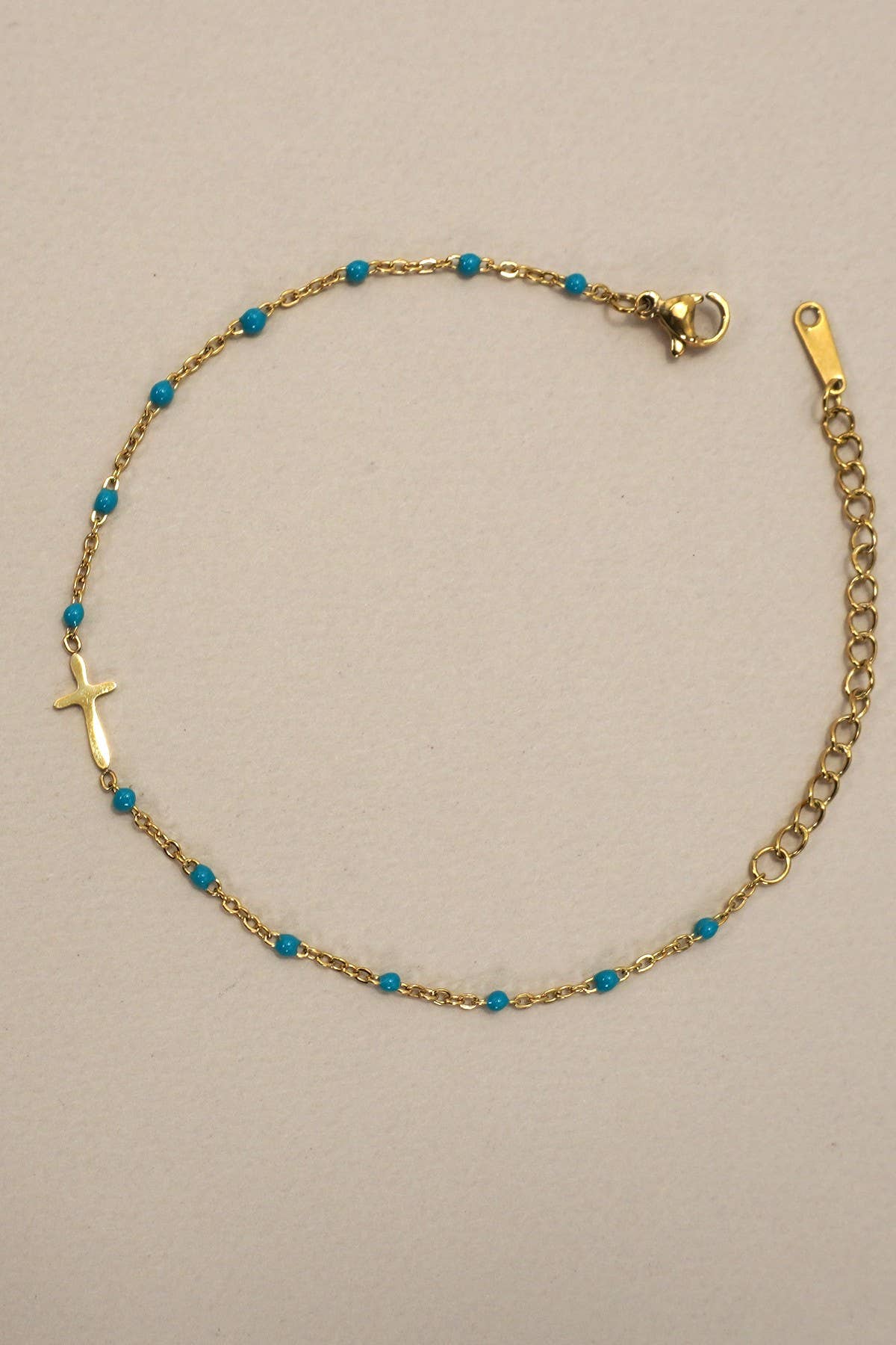 JOSSLYN de wall to wall - PULSERA CON CRUZ DE ACERO INOXIDABLE DE 18 QUILATES SIN DESLUSTRACIÓN | 40B5176