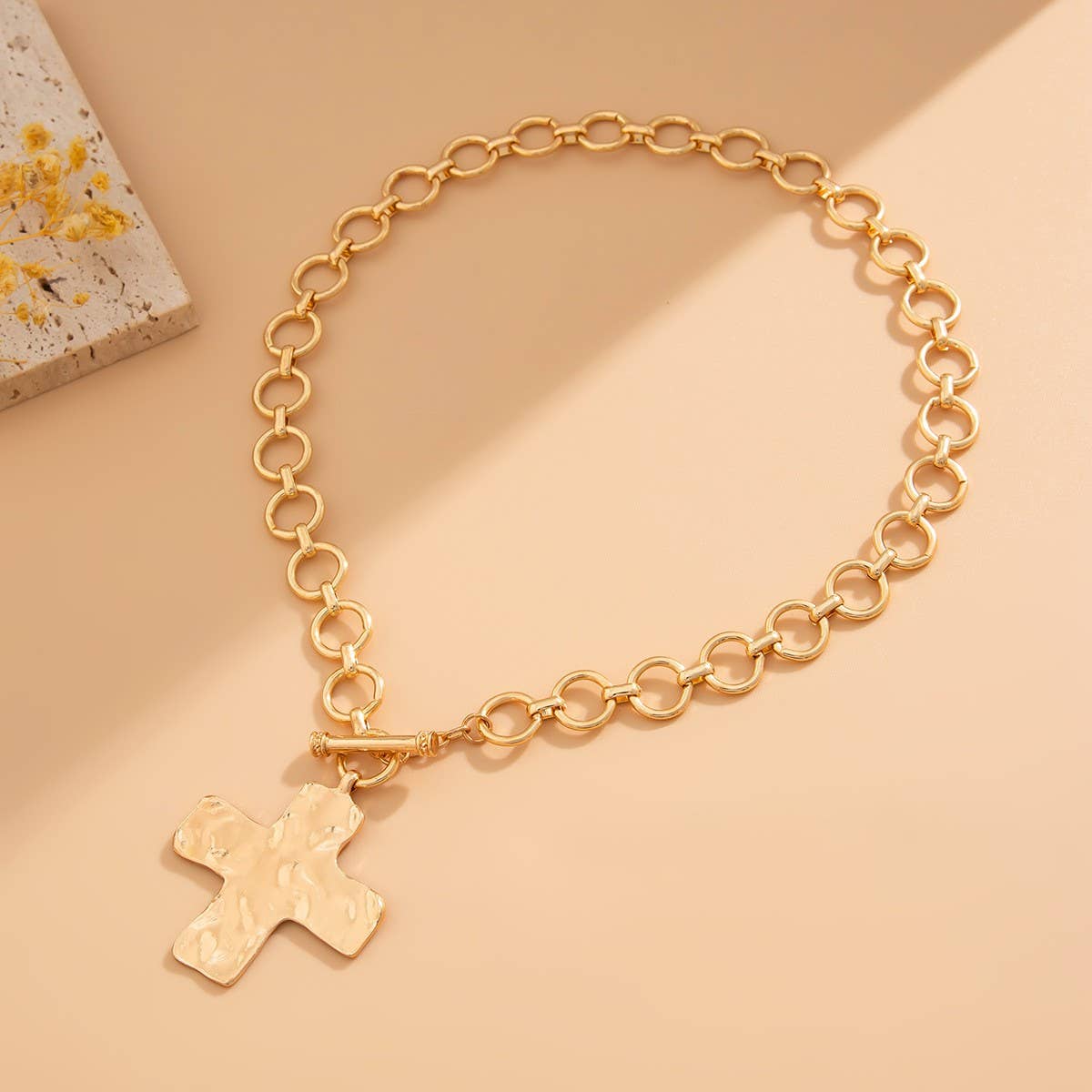 JOSSLYN de wall to wall - COLLAR DE CRUZ MARTILLATEADA CON CIERRE FRONTAL | 40NK9474