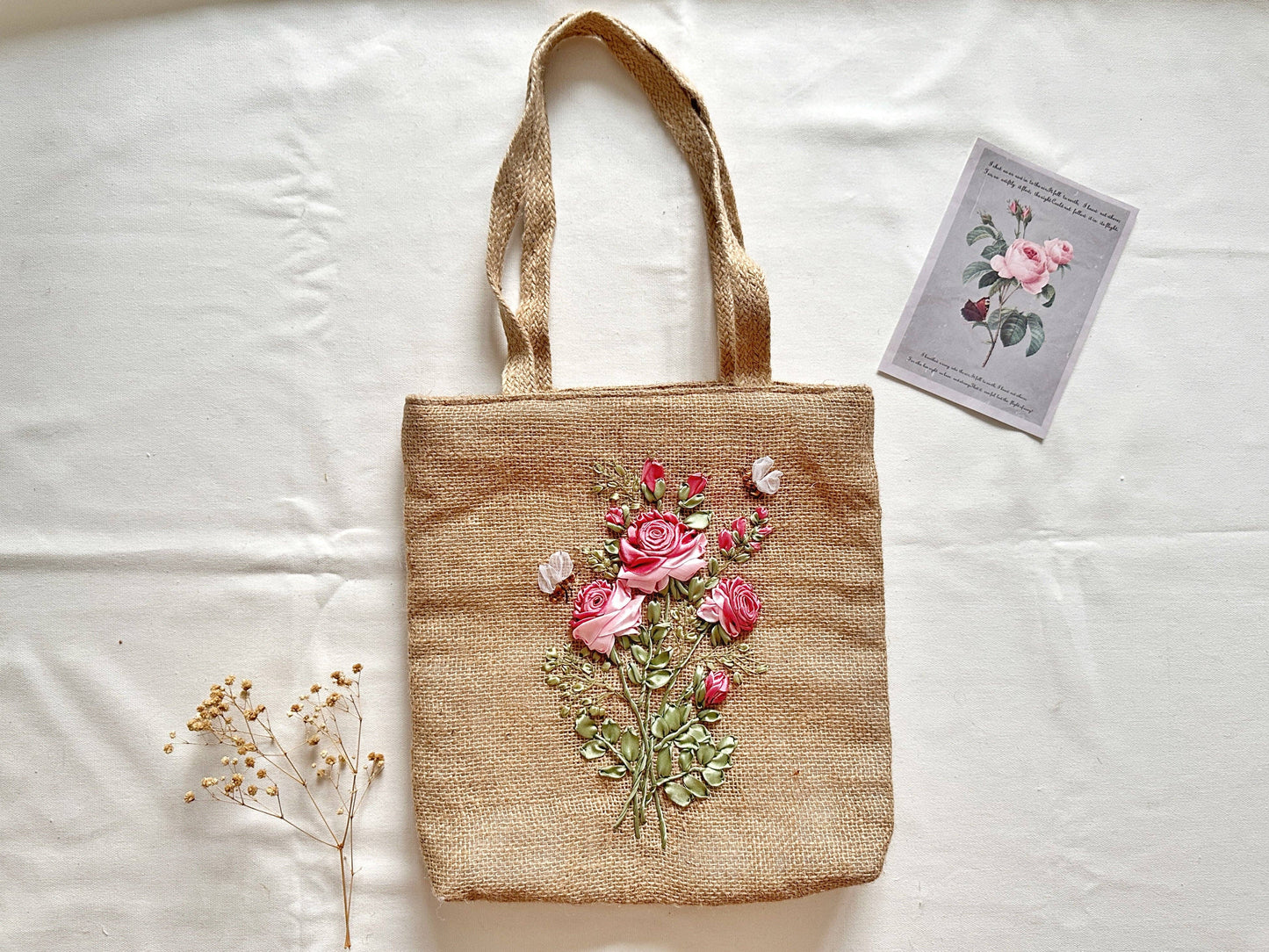 Bolsa de yute con rosas bordadas con cinta