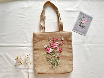 Bolsa de yute con rosas bordadas con cinta
