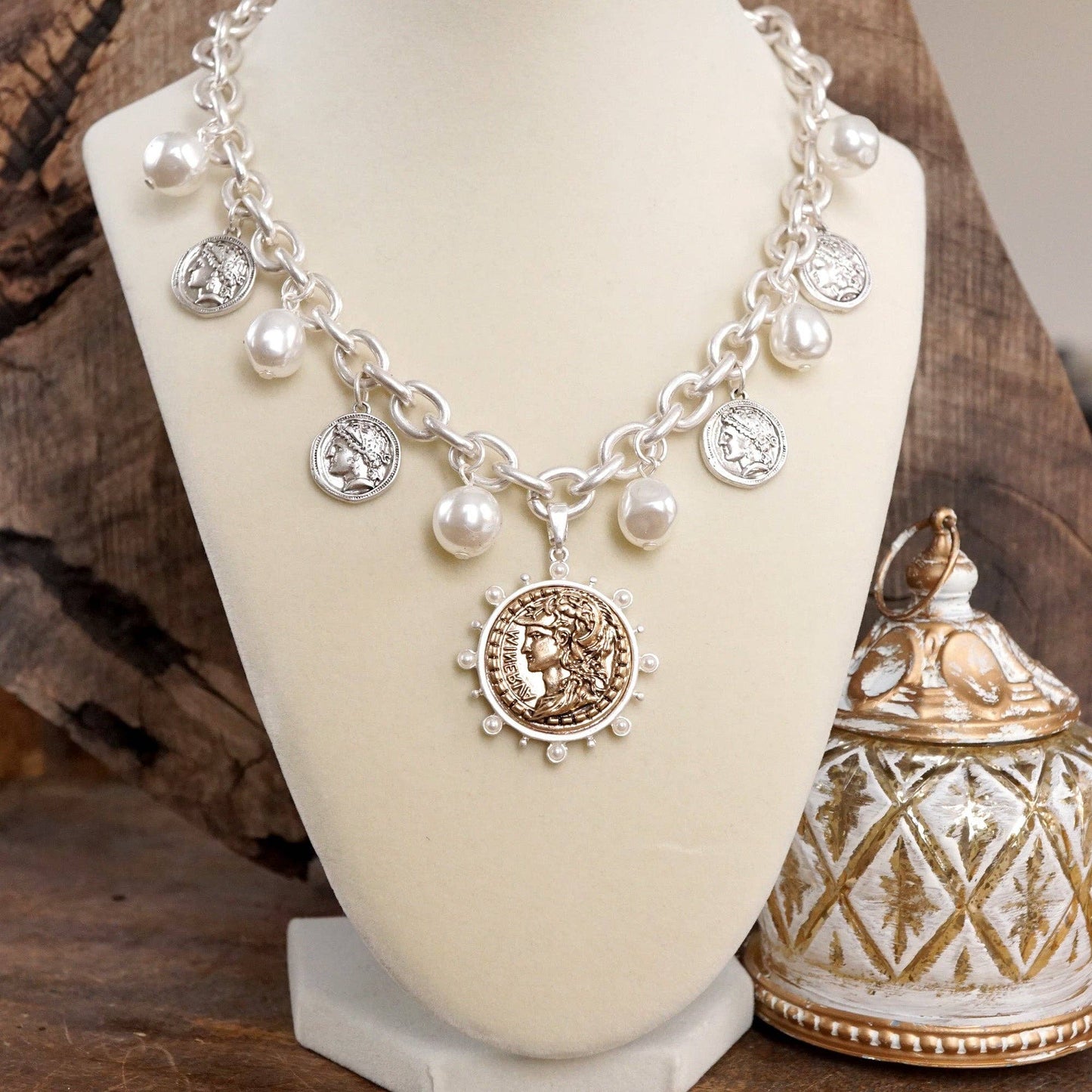 Collar bohemio con dijes de monedas y perlas en tonos dorados y plateados