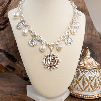 Collar bohemio con dijes de monedas y perlas en tonos dorados y plateados