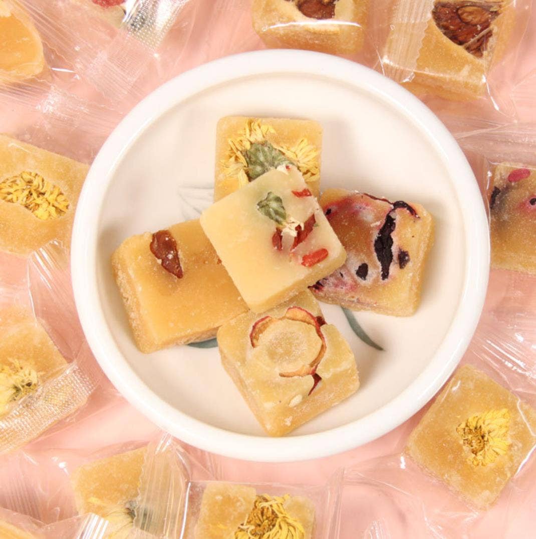 Cubos de azúcar gourmet con miel, flores y frutas.