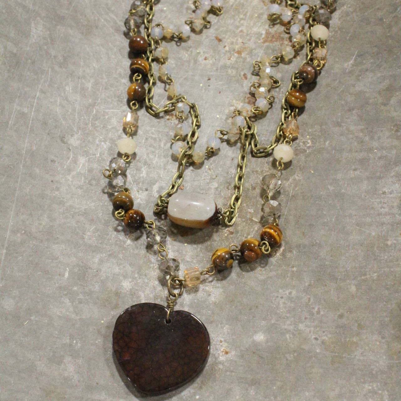Collar de corazón de piedra marrón con triple capa de amor
