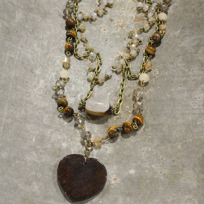 Collar de corazón de piedra marrón con triple capa de amor