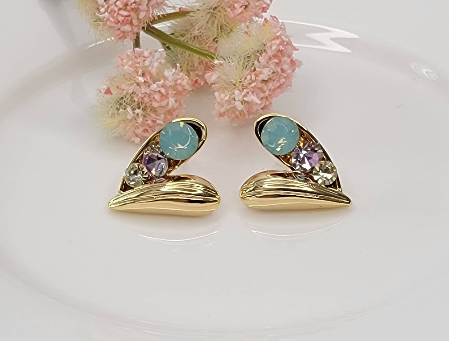 MULTI COLOR STONE HEART SHAPE POST EARRINGS.