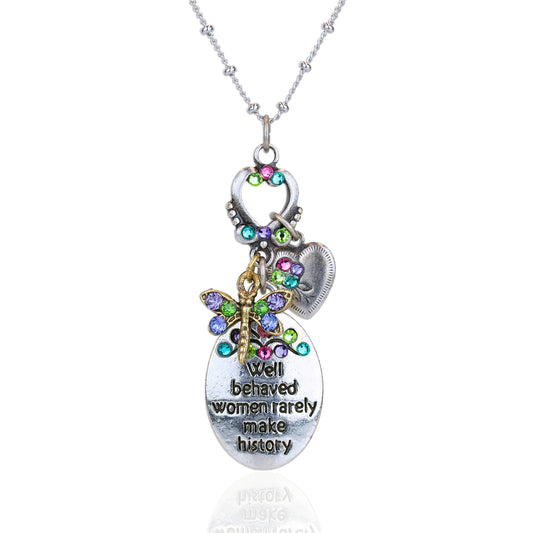 Collar con dije de cristal con la frase "Las mujeres que se portan bien rara vez hacen historia".