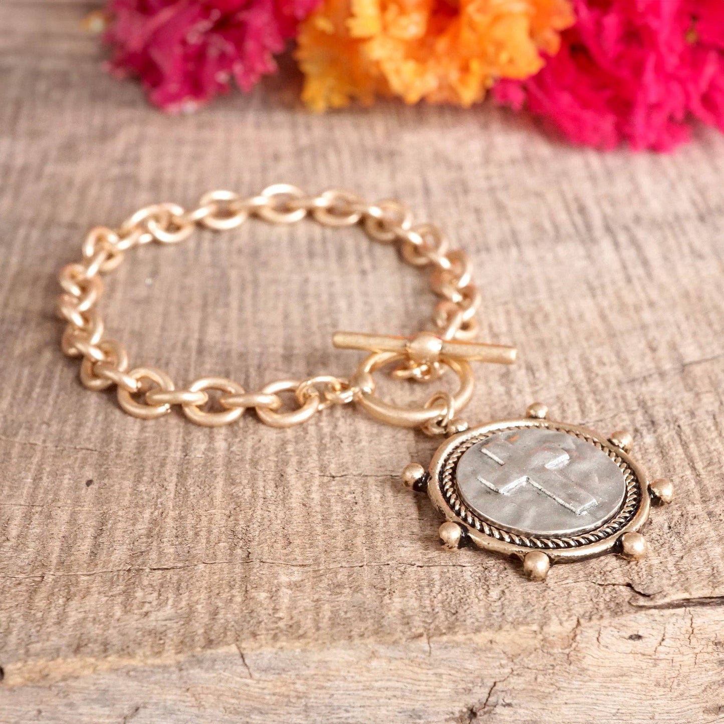 Pulsera de cadena con monedas cruzadas y cierre de palanca en tono plateado o dorado