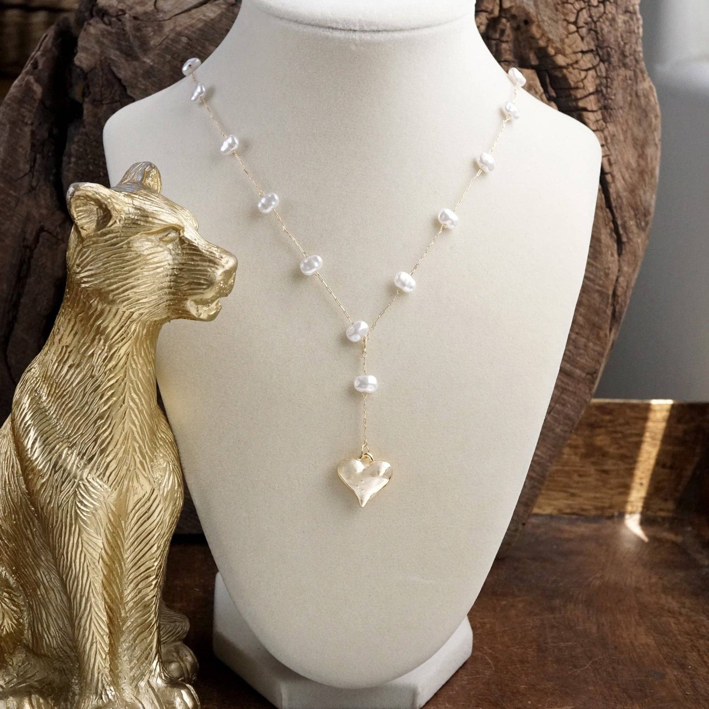 Collar de perlas con colgante de corazón abultado (tono dorado)
