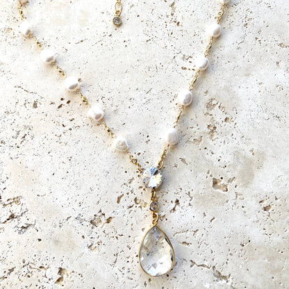 Pearl necklace with crystal quartz pendant gold