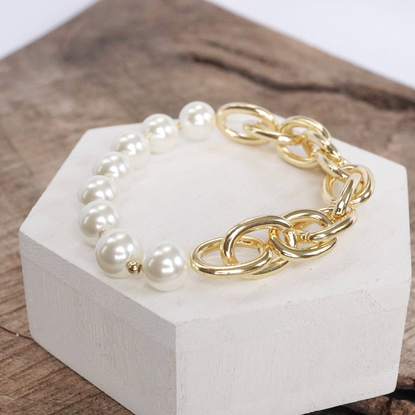 Pulsera de cadena dorada y perlas grandes