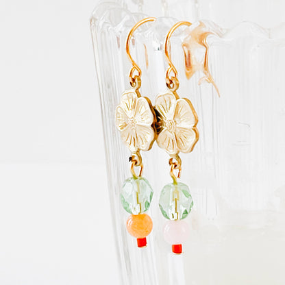 Pendientes de flor pequeña con cuentas de coral y cuarzo rosa.