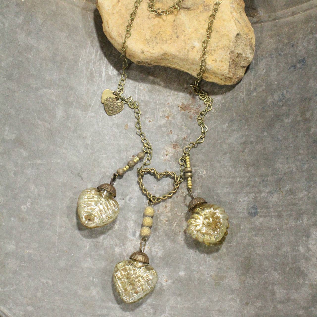 Collar retro de oro viejo "Tres veces el amor"