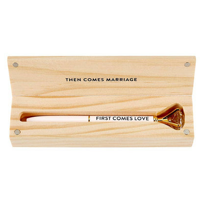 Estudio de diseño de Santa Bárbara de Creative Brands - Caja de madera con bolígrafo de gemas - First Comes Love