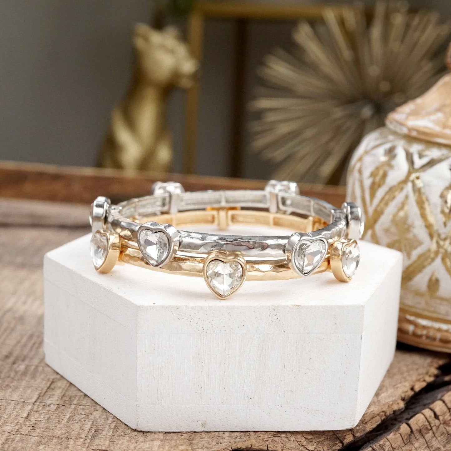 Brazalete de cristales transparentes brillantes en tono dorado o plateado.
