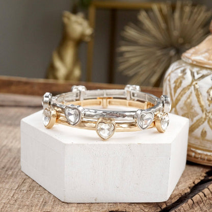 Brazalete de cristales transparentes brillantes en tono dorado o plateado.