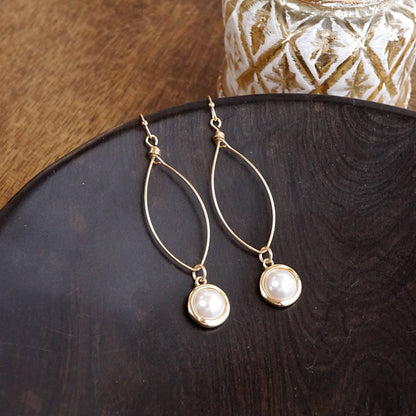 Glow Line – Gotas de alambre dorado con bisel de perla