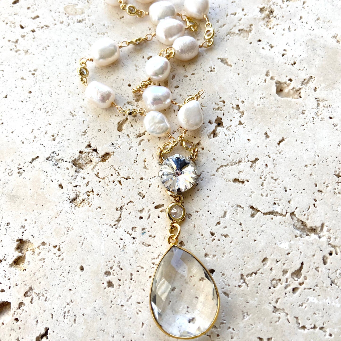 Pearl necklace with crystal quartz pendant gold
