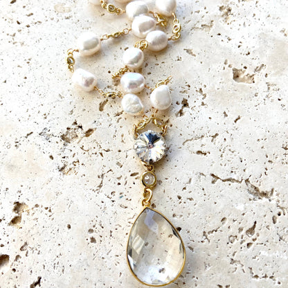 Pearl necklace with crystal quartz pendant gold
