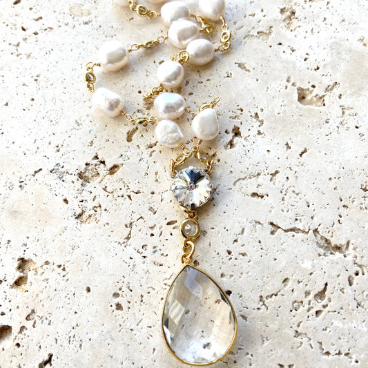 Pearl necklace with crystal quartz pendant gold