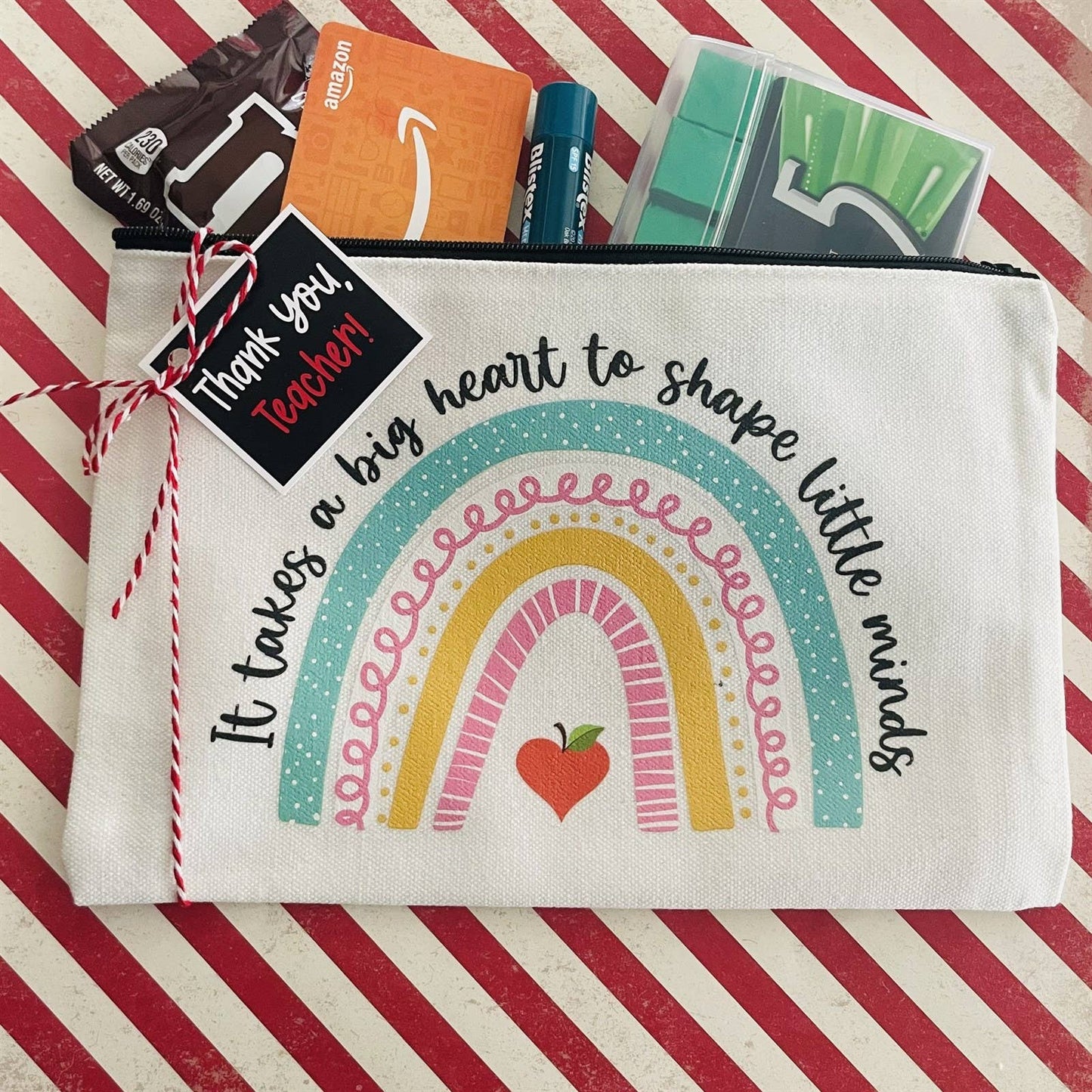 Bolsa, etiqueta y cinta de regalo listas para obsequiar al profesor en señal de agradecimiento.