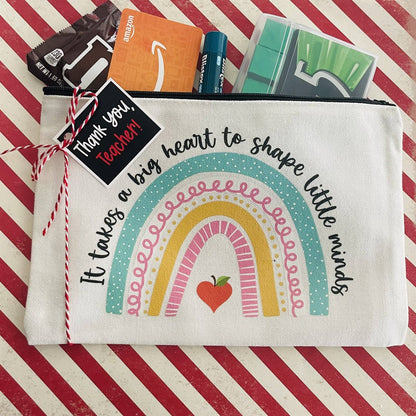 Bolsa, etiqueta y cinta de regalo listas para obsequiar al profesor en señal de agradecimiento.