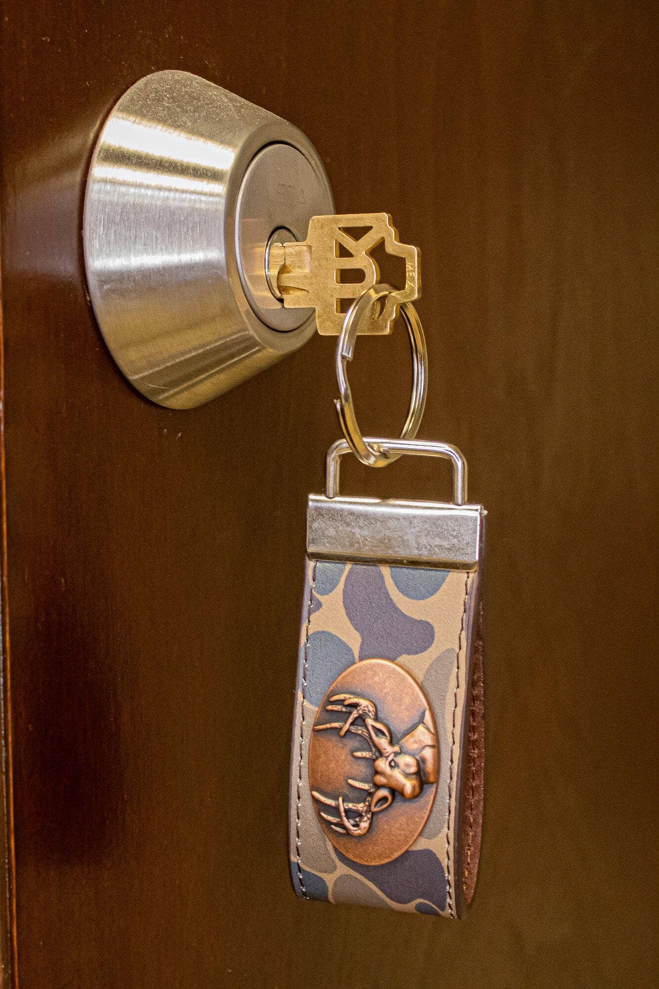 Buck Hunting Old School Camo Leather Loop Keychain.: Brown/Tan Camo