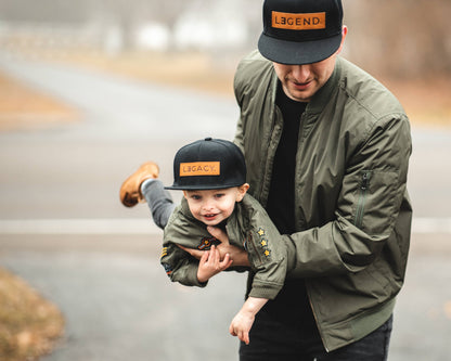 Para: Flechas Pequeñas - Regalo del Día del Padre - Gorra con Parche de Cuero Genuino Legend + Legacy