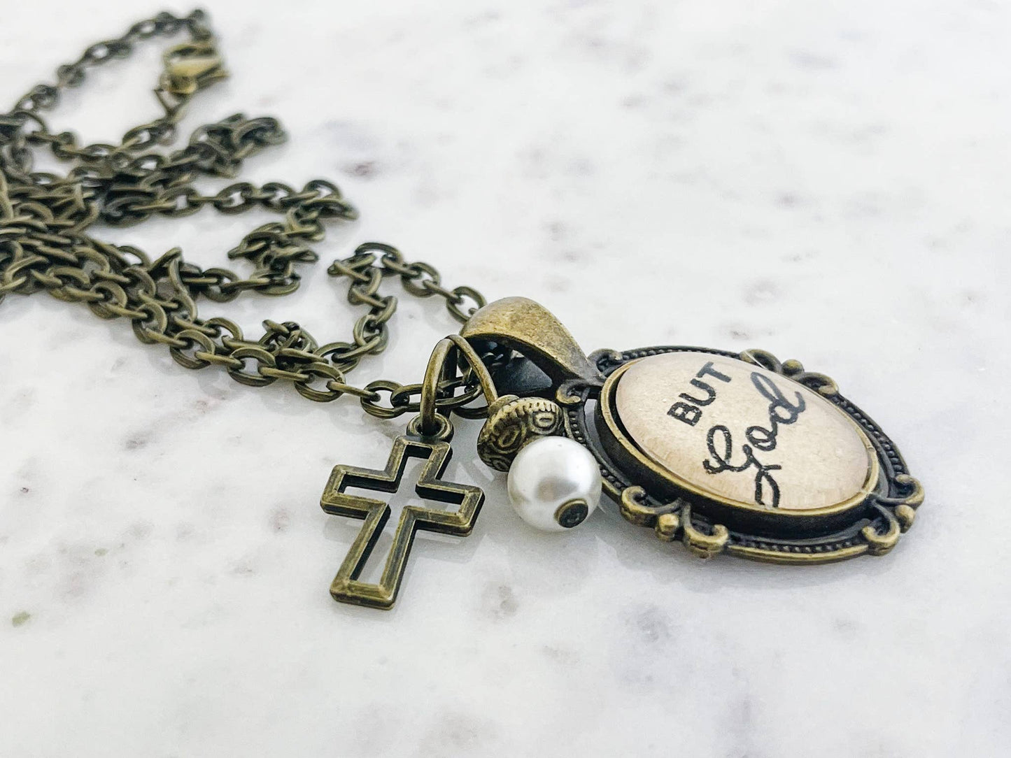 Ivy Barn Designs - Collar "Pero Dios". Joyería inspiradora para tienda cristiana.