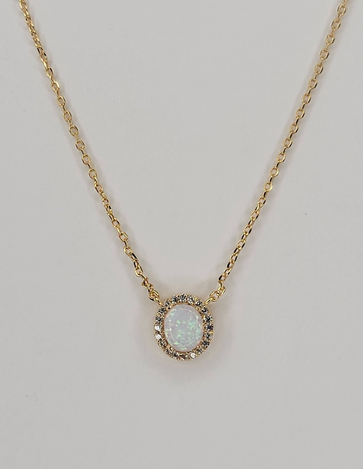 OVAL SHAPE SEMI PRECIOUS STONE PENDANT NECKLACE.