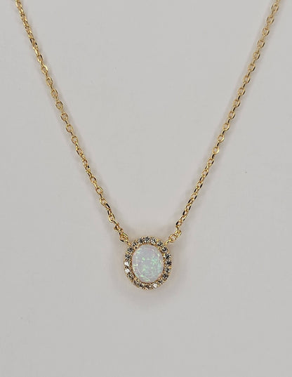 OVAL SHAPE SEMI PRECIOUS STONE PENDANT NECKLACE.