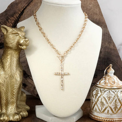 Simplicidad Divina – Collar con Cruz Martillada y Cierre Frontal