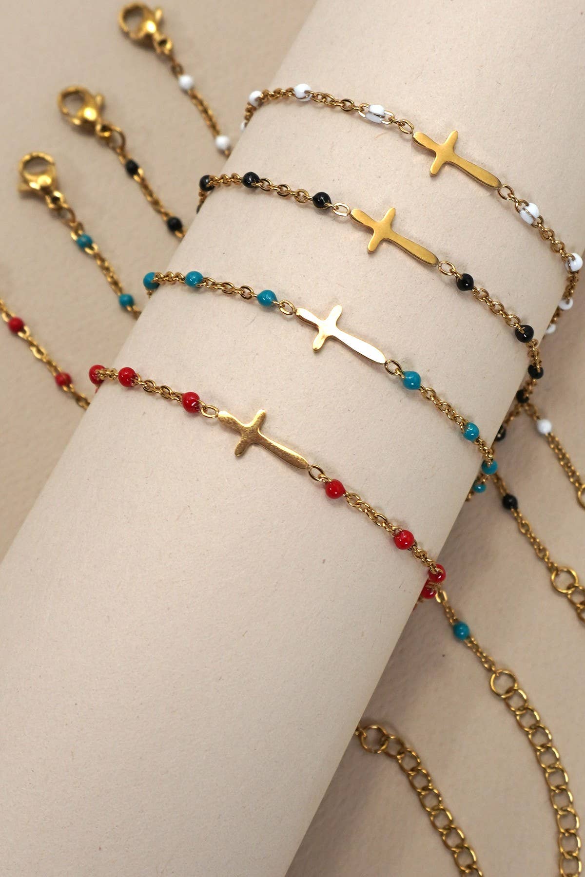 JOSSLYN de wall to wall - PULSERA CON CRUZ DE ACERO INOXIDABLE DE 18 QUILATES SIN DESLUSTRACIÓN | 40B5176