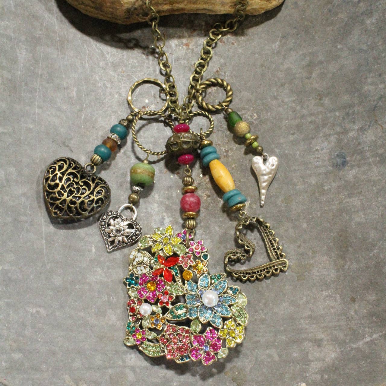 Collar con dijes de corazón de metal mixto, divertido y caprichoso