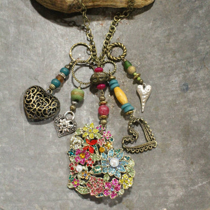 Collar con dijes de corazón de metal mixto, divertido y caprichoso