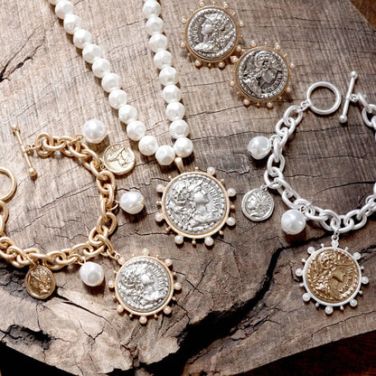 Collar bohemio con dijes de monedas y perlas en tonos dorados y plateados
