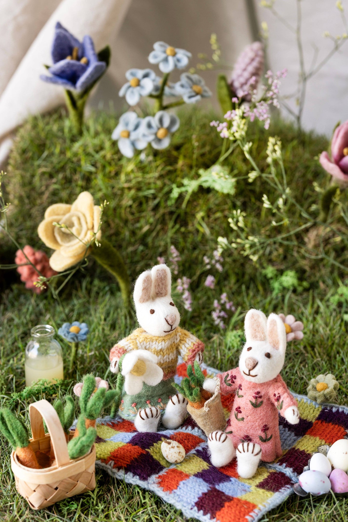 Gry and Sif - Small White Girly Bunny w/Skirt & Snowdrop