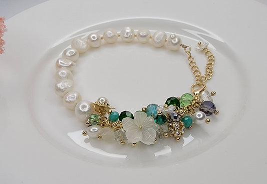 Pulseras hechas a mano con perlas de agua dulce.